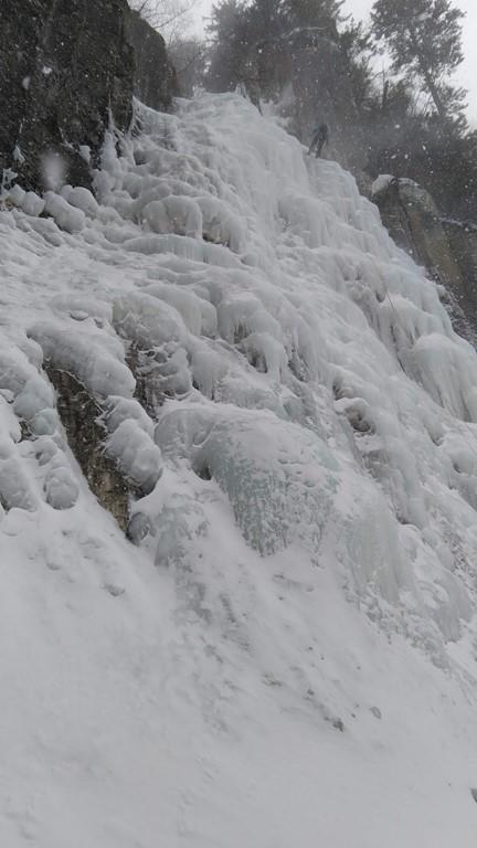 錦糸ノ滝。登り終えてラッペリングで戻ります